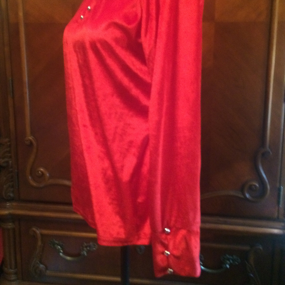 Beautiful Red Top - Picture 2 of 2